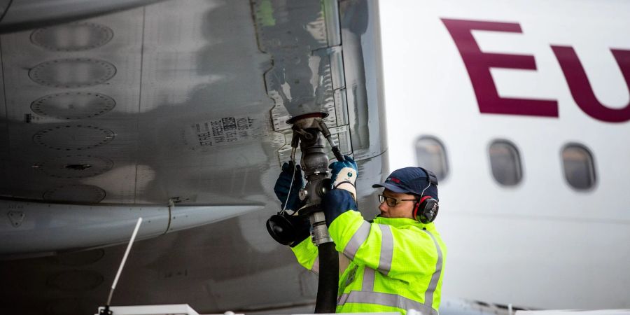 Die Fluggesellschaft Eurowings will während des Lufthansa-Warnstreiks volles Programm fliegen.