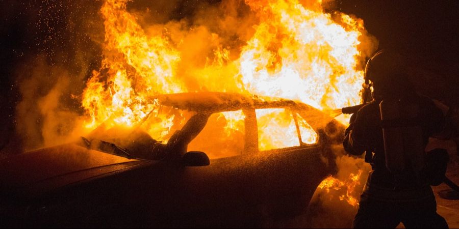 auto flammen brand