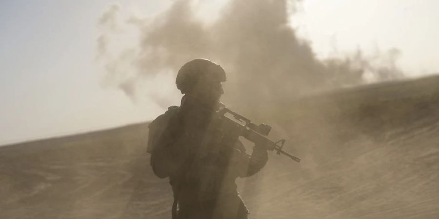 Ein israelischer Soldat steht in der Nähe der Grenze zum Gazastreifen im Süden Israels. Foto: Ohad Zwigenberg/AP/dpa