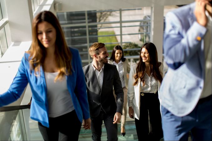 Treppensteigen macht wach und hält fit. Fitness, Bewegung, Büro, Übungen