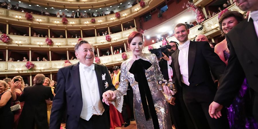 Priscilla Presley und Richard Lugner sind beim 66. Opernball in der Wiener Staatsoper. Foto: Eva Manhart/APA/dpa - ACHTUNG: Nur zur redaktionellen Verwendung im Zusammenhang mit der aktuellen Berichterstattung und nur mit vollständiger Nennung des vorstehenden Credits