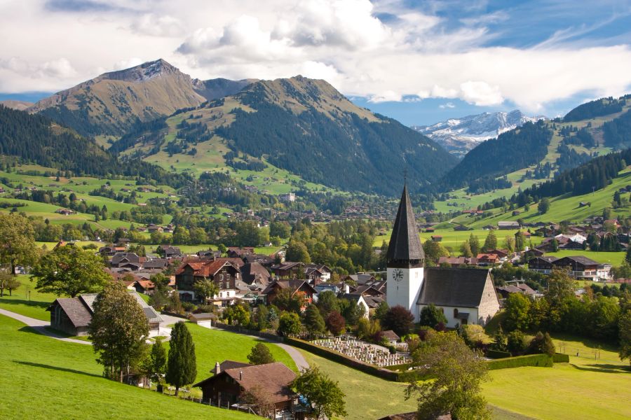 Gstaad schafft es unter die Top 3 der schönsten Orte der Schweiz.