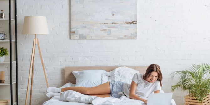 Frau beim Entspannen im Schlafzimmer