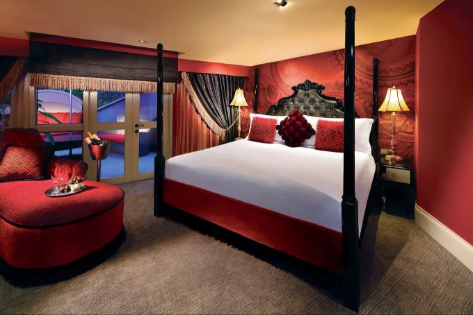 Die Zimmer des Hotels sind namensgetreu in scharlachrot gehalten. Hotelzimmer in rot The Scarlet