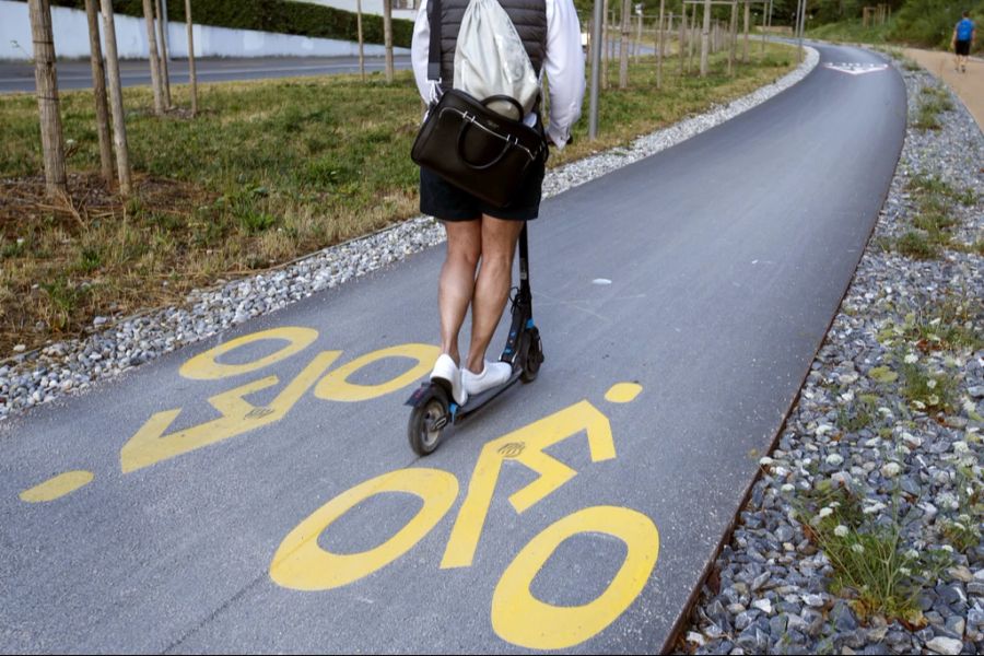 Ein Problem sind dabei oft im Ausland gekaufte E-Scooter – deren Maximalgeschwindigkeit liegt oft 5 km/h über der in der Schweiz erlaubten Geschwindigkeit. (Symbolbild)