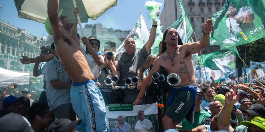 Mitglieder von Gewerkschaften singen Parolen gegen die Reformvorhaben der ultraliberalen Regierung von Präsident Milei.