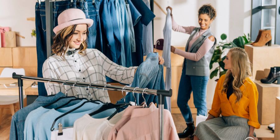 Frauen Kleidung Kartons Jeans