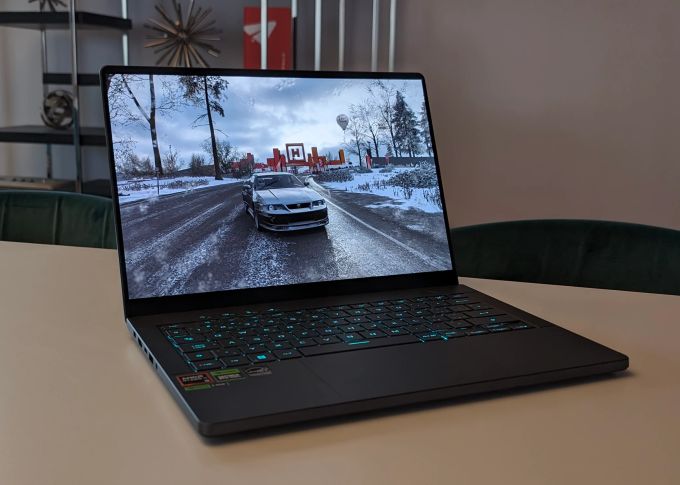 Forza Horizon 4 bringt den Asus ROG Zephyrus G14 nicht ins Schwitzen. Dennoch macht sich der Lüfter im Turbo-Modus bemerkbar. Asus ROG Zephyrus G14