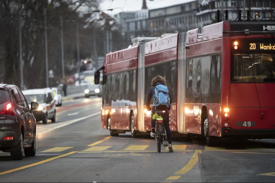 ÖV und Velo werden vor allem bei Jungen beliebter.