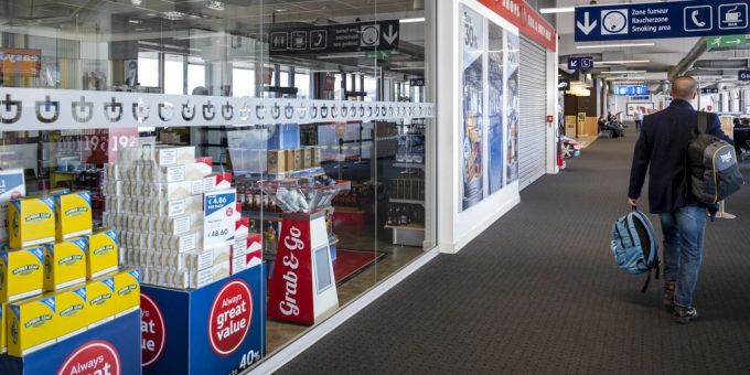 Avolta ist ein auf Flughafen-Shops und Autobahnraststätten spezialisiertes Unternehmen. (Archivbild) Shop Flughafen