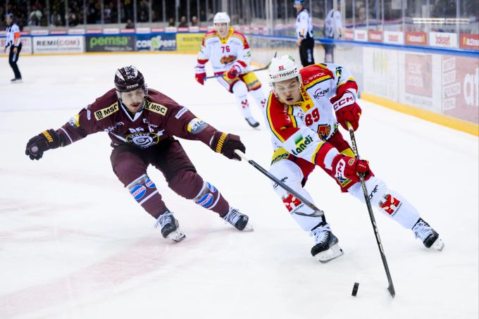 Genfs Roger Karrer (l.) im Duell mit Tino Kessler vom EHC Biel. EHC Biel