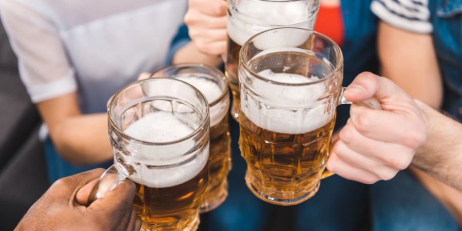 Alkohol ist giftig für Hunde und sollte nur von Menschen getrunken werden.