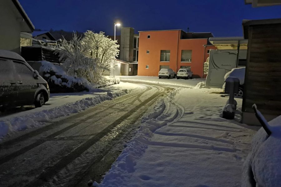 Dieses Bild zeigt St. Antoni im Kanton Freiburg am frühen Freitagmorgen.