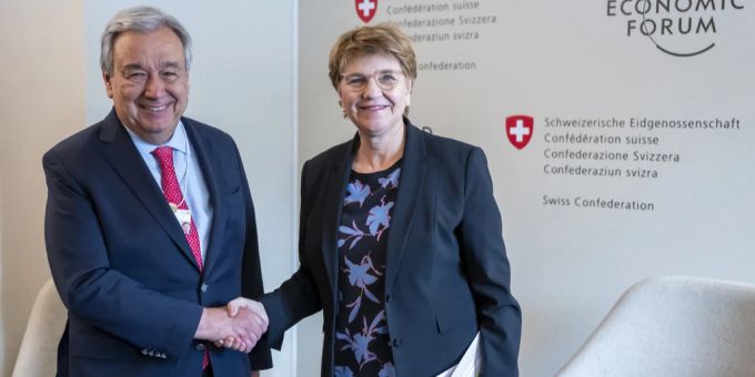 Bundespräsidentin Viola Amherd will am Donnerstag Bilanz zu ihren Treffen - wie hier mit Uno-Generalsekretär Antonio Guterres am Mittwoch - am WEF ziehen. ministertreffen wef bilanz