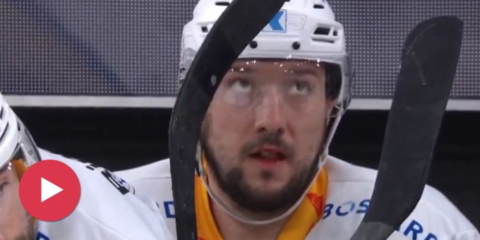 Gegen Davos - EVZ-Star Kovar sorgt für Eigentor des Jahres!