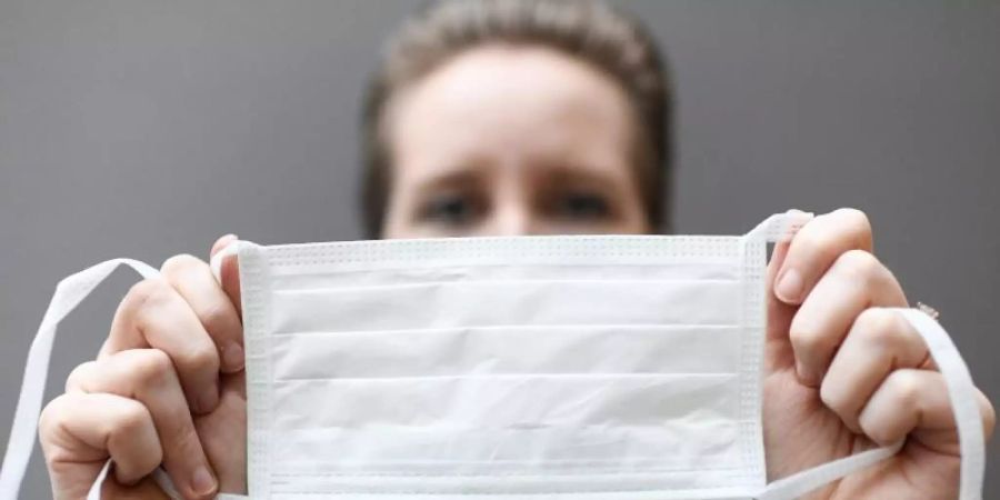 Experten halten den Kauf von Schutzmasken gegen den Coronavirus für unsinnig. Foto: Hans Klaus Techt/APA/dpa