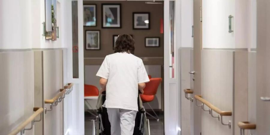 Ab 1. Juli 2021 soll es zudem erstmals einen Mindestlohn für Pflegefachkräfte von 15 Euro geben. Foto: Federico Gambarini/dpa