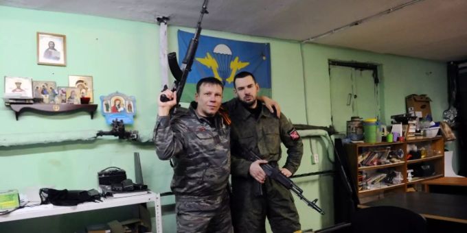 Mitglieder der Russischen Reichsbewegung 2015 mit Waffenattrappen Mitglieder der Russischen Reichsbewegung 2015 mit Waffenattrappen