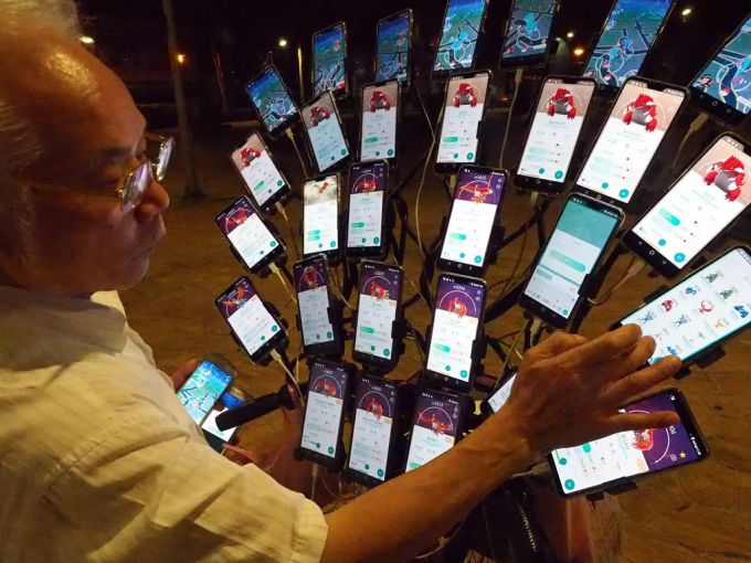 Bei diesem Herrn dürfte die Erstellung eines Screenshots etwas länger dauern. Mann und seine Smartphones
