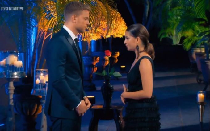 «Der Bachelor 2020» löst sich Diana sofort von Sebastian, als sie merkt, sie bekommt keine Rose. Der Bachelor 2020