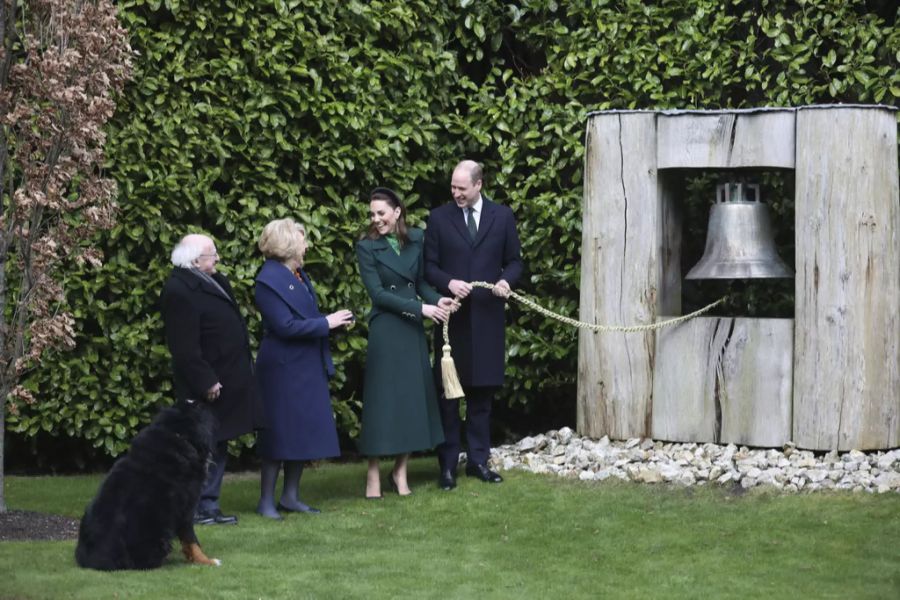 Prinz William und Kate in Irland beim Glockenläuten...