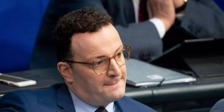 «Ich habe manchmal den Eindruck, Arbeitgeber im Gesundheitswesen planen noch so wie in den 90er Jahren - und das geht halt im Jahr 2020 nicht mehr», sagt Spahn. Foto: Kay Nietfeld/dpa