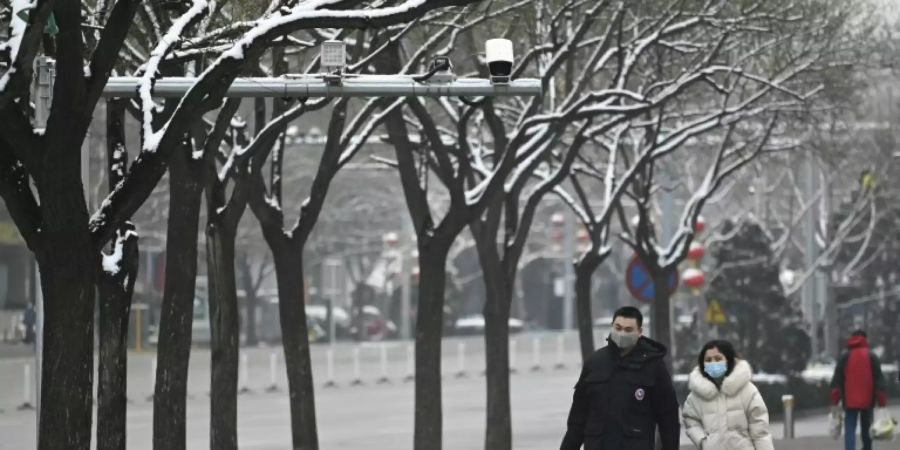 Fussgänger mit Gesichtsmasken in Peking