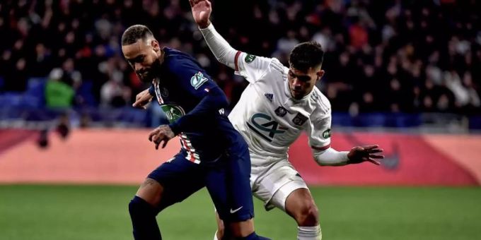 Auch PSG-Superstar Neymar (l) betrifft die Pause. Foto: Jeff Pachoud/AFP/dpa Auch PSG-Superstar Neymar (l) betrifft die Pause. Foto: Jeff Pachoud/AFP/dpa