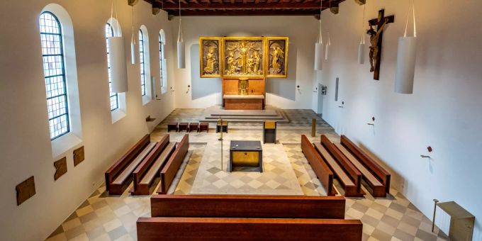 Das Bistum Regensburg überträgt bis Ostersonntag die Heilige Messe im Dom via Stream. Im Bild: die Hauskapelle im Diözesanzentrum des Bistums. (Archivbild) Foto: Armin Weigel/dpa regensburg heilige messe