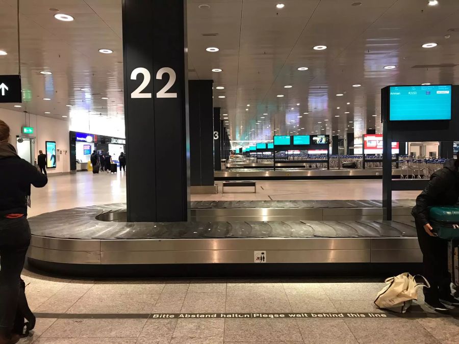 Die Gepäckbänder am Flughafen Zürich sind leer.