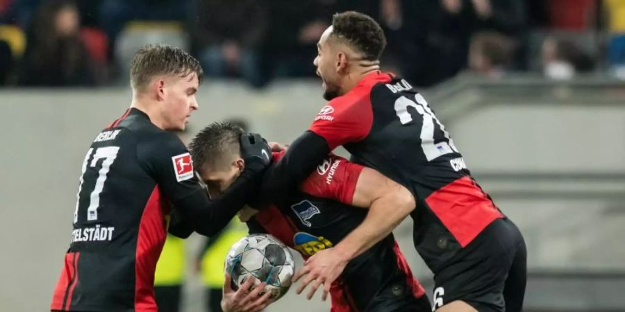 Gefühlter Sieg: Herthas Spieler feiern das 3:3 in Düsseldorf wie einen Dreier. Foto: Bernd Thissen/dpa
