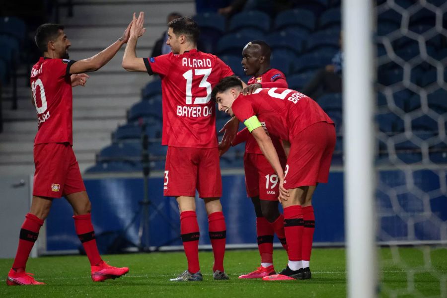 Leverkusens Kerem Demirbay (l.-r) Lucas Alario, Moussa Diaby und Kai Havertz feiern das 3:0.