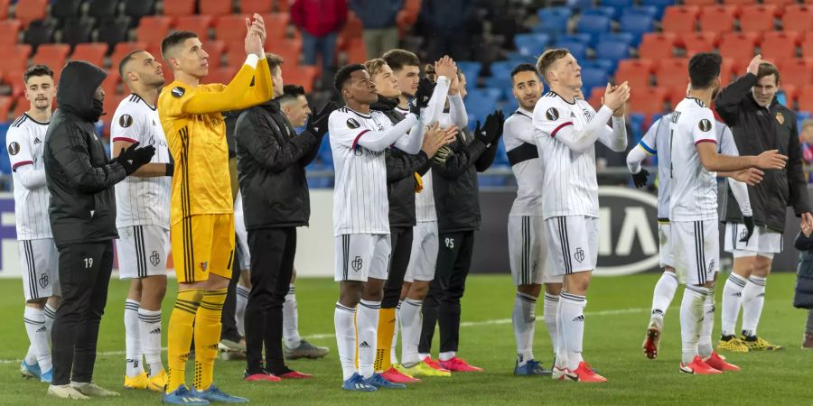 Die Spieler FC Basel bedanken sich bei den Fans nach dem Weiterkommen in der Europa League gegen Apoel Nikosia.