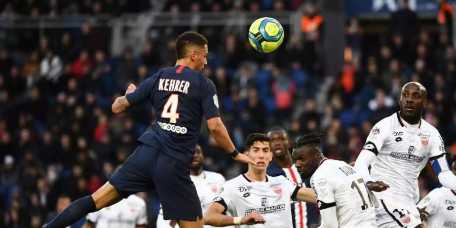 Der deutsche PSG-Profi Thilo Kehrer (l) bei einem Kopfball. Foto: Franck Fife/AFP/dpa