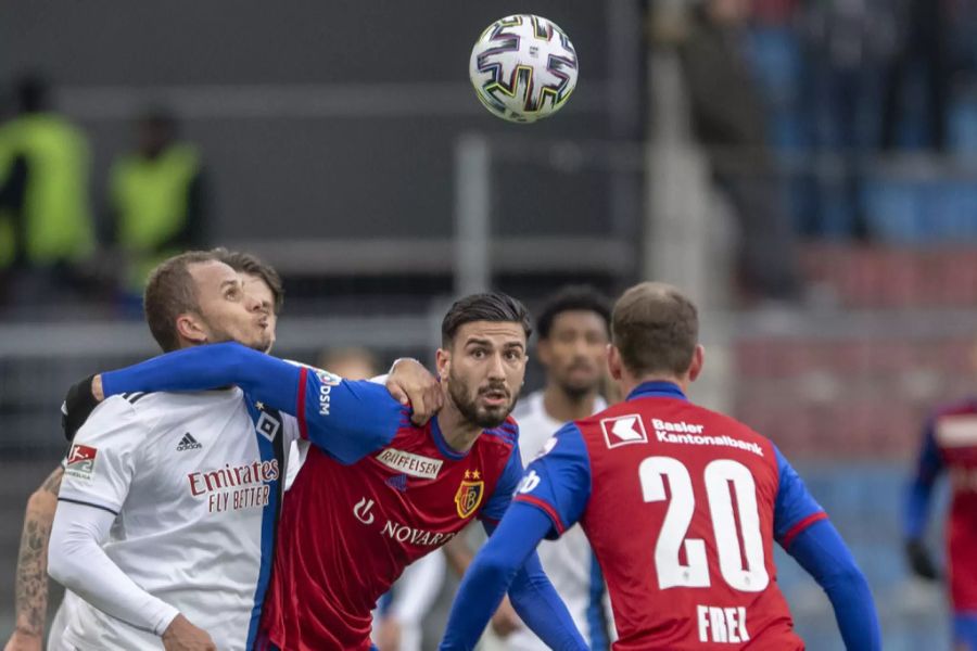 Kemal Ademi (Mitte, FCB) im Spiel gegen Jose Almeida Santos Ewerton, links, vom HSV beim Testspiel zwischen dem FC Basel und dem Hamburger SV vom Sonntag, 19. Januar 2020 in Basel.