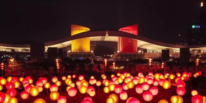 Eine Lichtinstallation zum bevorstehenden Neujahrsfest. Foto: Mao Siqian/XinHua/dpa Eine Lichtinstallation zum bevorstehenden Neujahrsfest. Foto: Mao Siqian/XinHua/dpa