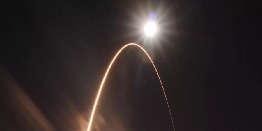 Eine Atlas-V-Rakete der United Launch Alliance hebt vom Startkomplex 41 der Cape Canaveral Air Force Station ab. Foto: Jared Frankle/NASA/AP/dpa
