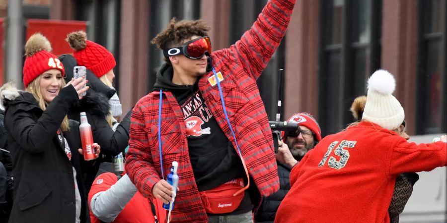 Patrick Mahomes jubelt an der Meister-Parade der Kansas City Chiefs nach dem Erfolg beim 54. Super Bowl.