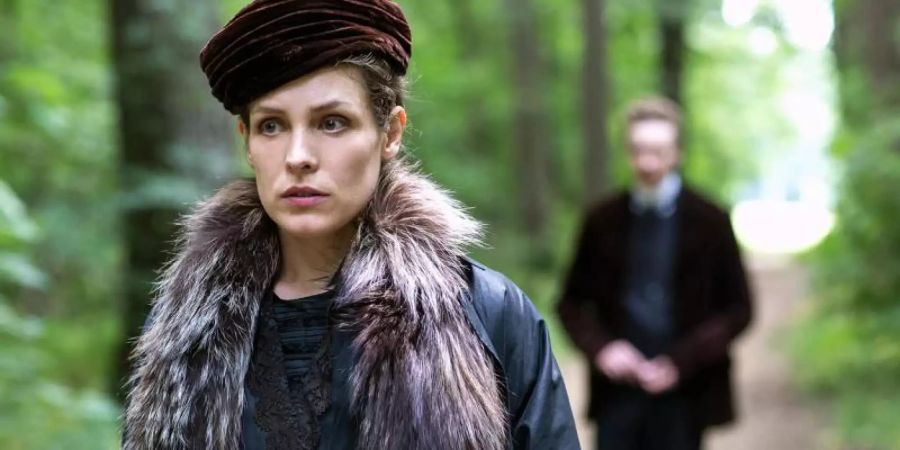 Lou Andreas-Salome (Katharina Lorenz) lässt Rainer Maria Rilke (Julius Feldmeier) stehen. Foto: Sebastian Geyer/Avanti Media Fiction/ZDF/Arte/dpa