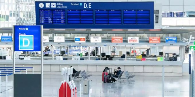 Der fast menschenleere Terminal 2 des Frankfurter Flughafens. frankfurt flughafen corona