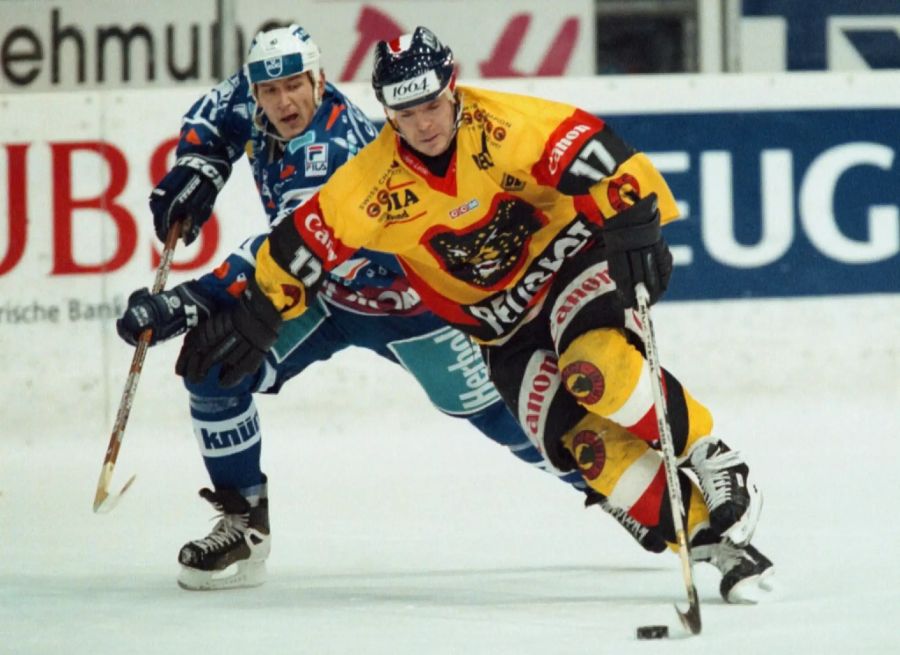 Gaetano Orlando (r.) schirmt gegen Zugs Daniel Giger die Scheibe ab.