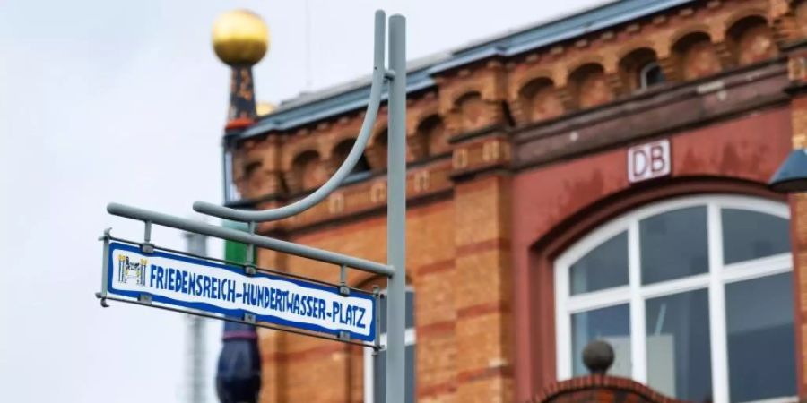 Der Hunderwasser-Bahnhof in Uelzen. Der nach den Plänen des österreichischen Künstlers Friedensreich Hundertwasser umgestaltete Bahnhof lockt mit farbenfrohen Ornamenten. Foto: Philipp Schulze/dpa