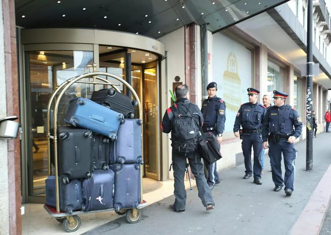 Polizeibeamte patrouillieren vor einem wegen dem Coronavirus geschlossenen Hotel. Nun haben Versicherungen wie die Allianz Se mit den Folgen zu kämpfen. Coronavirus