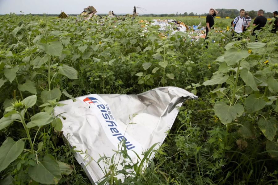 Ein Stück der Aussenhülle des Flugzeugs mit dem Logo der betroffenen Fluggesellschaft Malaysia Airlines.