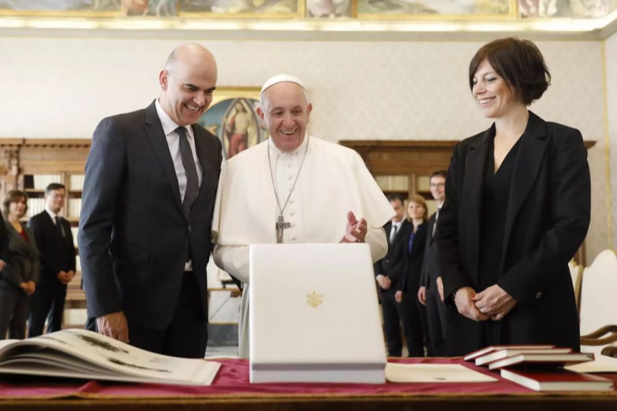 Sogar den Papst höchstpersönlich trafen Herr und Frau Berset bereits. Die Aufnahme aus dem Vatikan datiert vom 12. November 2018.