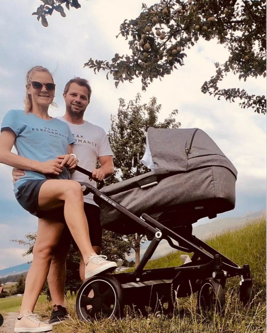 Beat Feuz auf einem Spaziergang mit seiner Freundin Katrin und Tochter Clea.