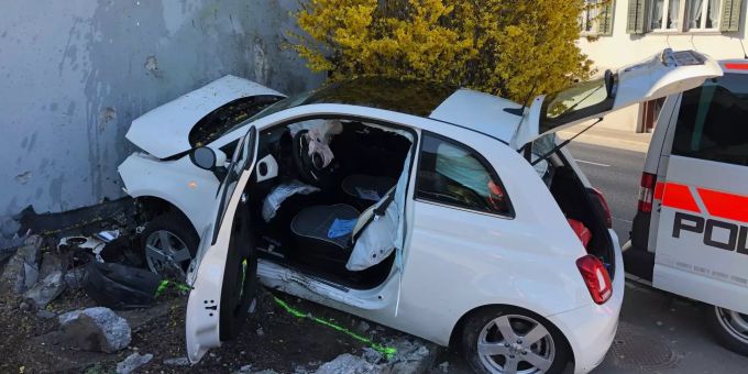 Autofahrer nach Selbstkollision verstorben. Autofahrer nach Selbstkollision verstorben