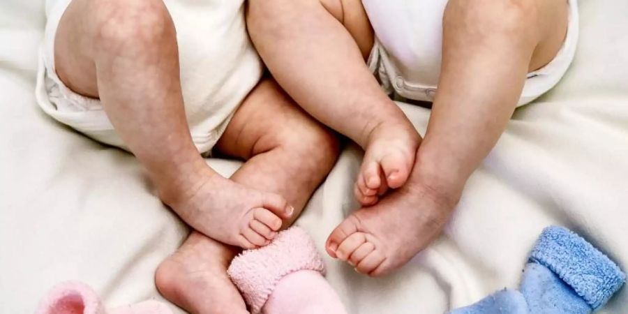 Ob eine Frau ein Mädchen oder einen Jungen zur Welt bringt ist laut einer neuen Studie weitgehend Zufall. Die Familiengene spielen dabei keine Rolle. Foto: Patrick Pleul/dpa-Zentralbild/dpa