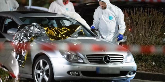 20.02.2020, Hessen, Hanau: Forensiker arbeiten an einem Tatort in Hanau-Kesselstadt an einem Mercedes. Durch Schüsse sind im hessischen Hanau mehrere Menschen getötet worden. Foto: Boris Roessler/dpa +++ dpa-Bildfunk +++ Tote durch Schüsse in Hanau