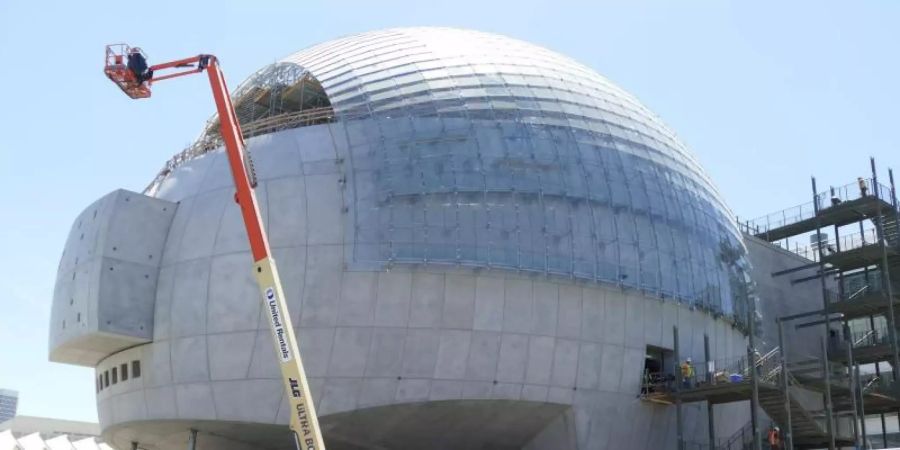 Eine futuristische Kugel aus Glas, Stahl und Beton. Foto: Barbara Munker/dpa